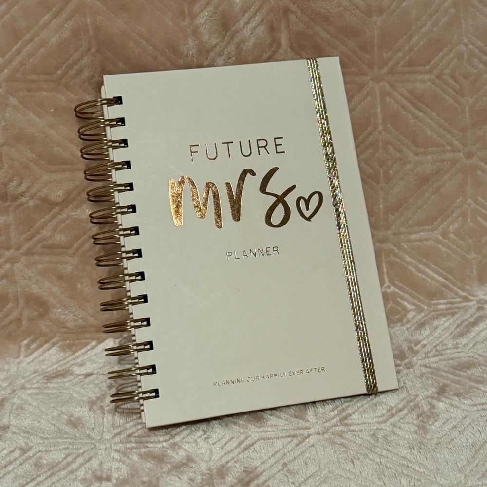 ‼️NEW‼️Pink & Rose Gold Future Mrs. Daily Planner